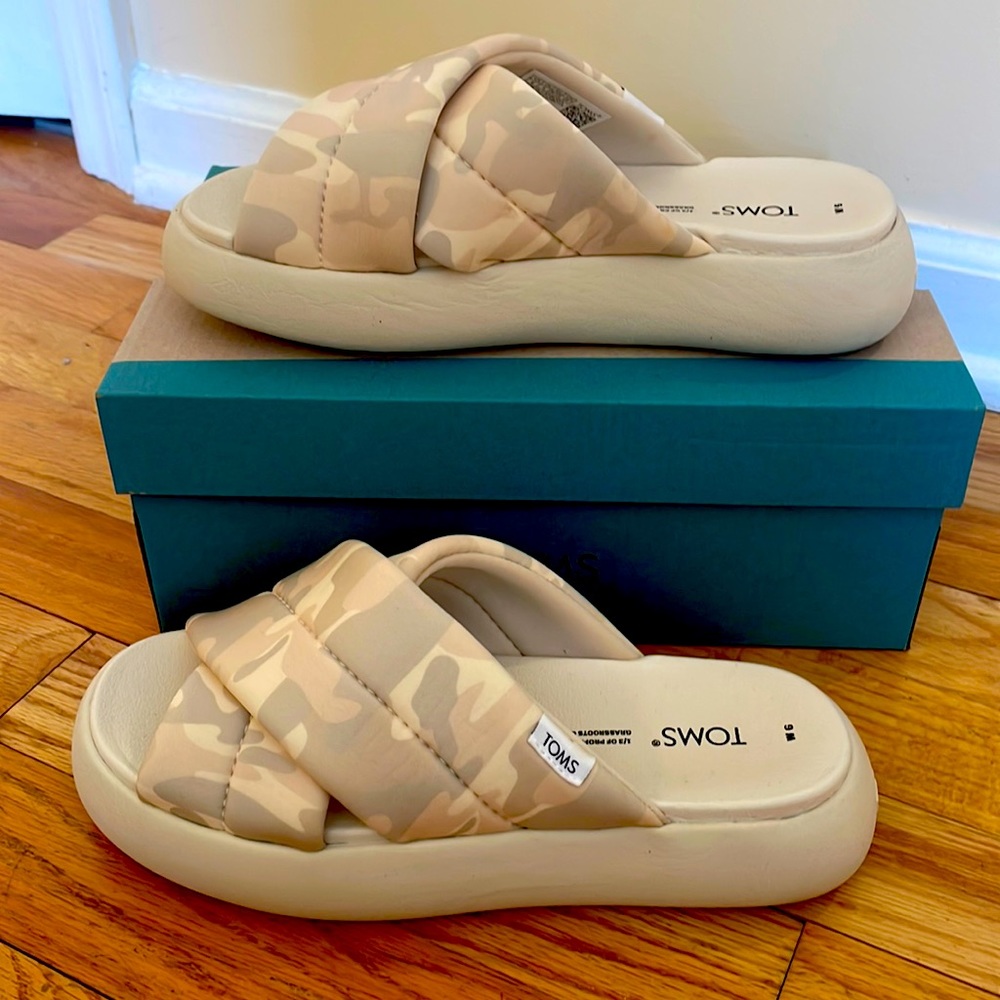 New in box Tom’s slides tan camo size 6